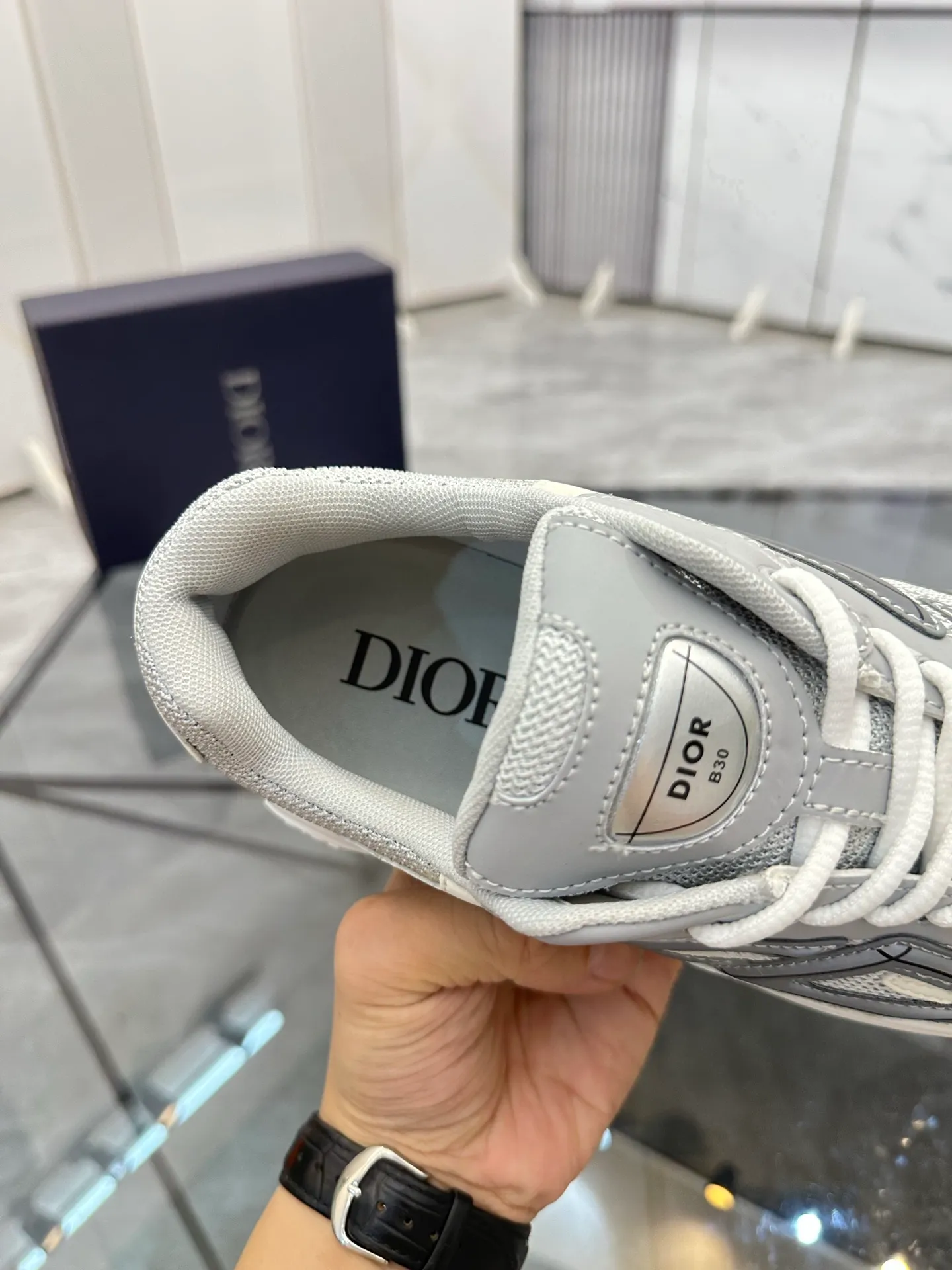 Men's shoes: 💰P400¥ Available in Guangzhou Product trademark: Dior* "Dior*" low-top casual shoes Regular size: 35-46 (can be customized to 47) Couple style Product materials: Upper imported cowhide stitched with original fabric, breathable lining, ultra-light foam original outsole. No.: 007